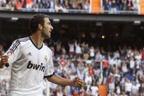 库里在瑞士队比赛中比赛局势复杂，最后时刻胜出引发热议！赢得满堂喝彩